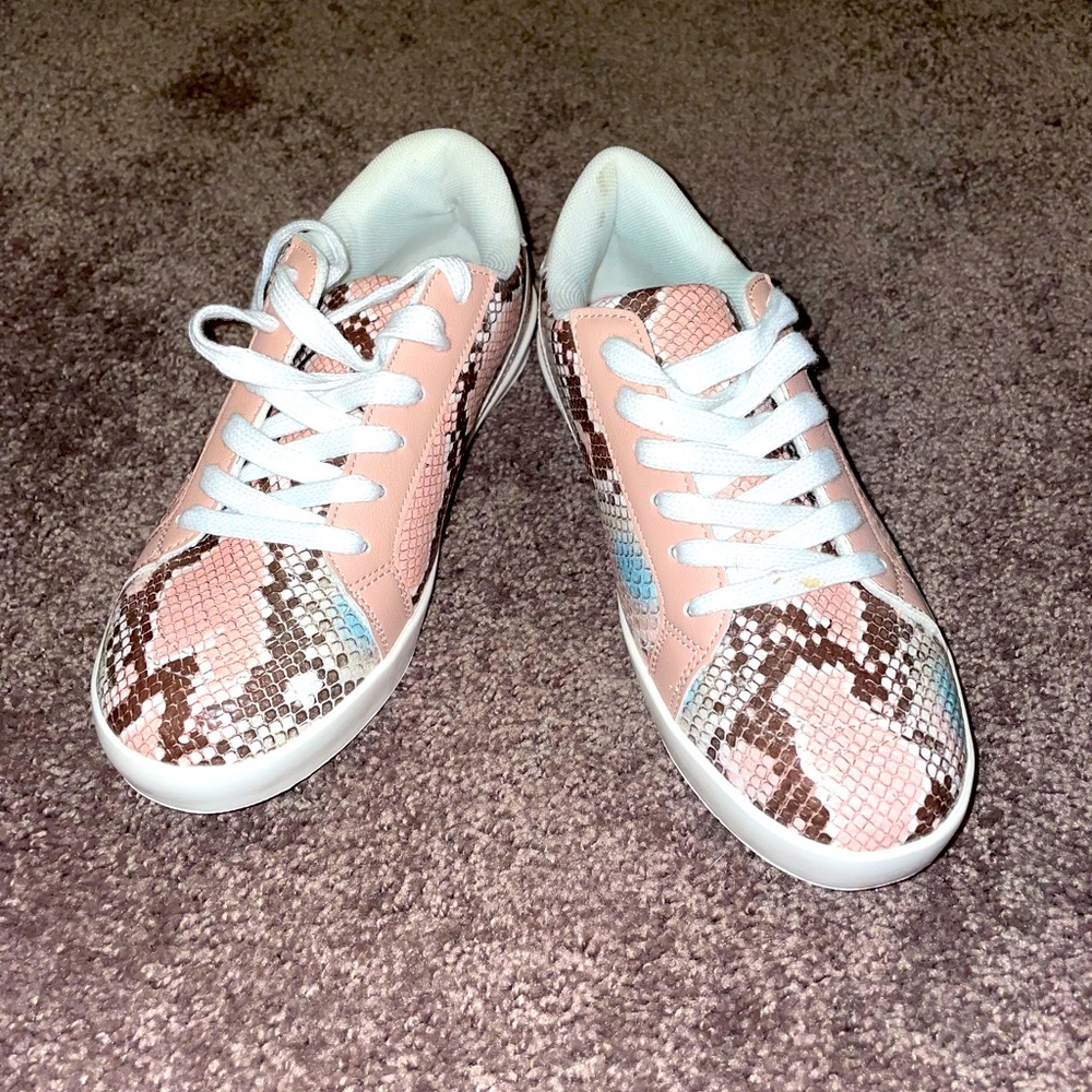 Size 6.5 snake skin shoes. To small for me!